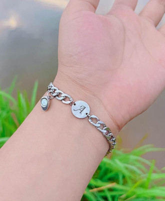 Парні браслети з кулоном сердцем на магніті з вашими літерами