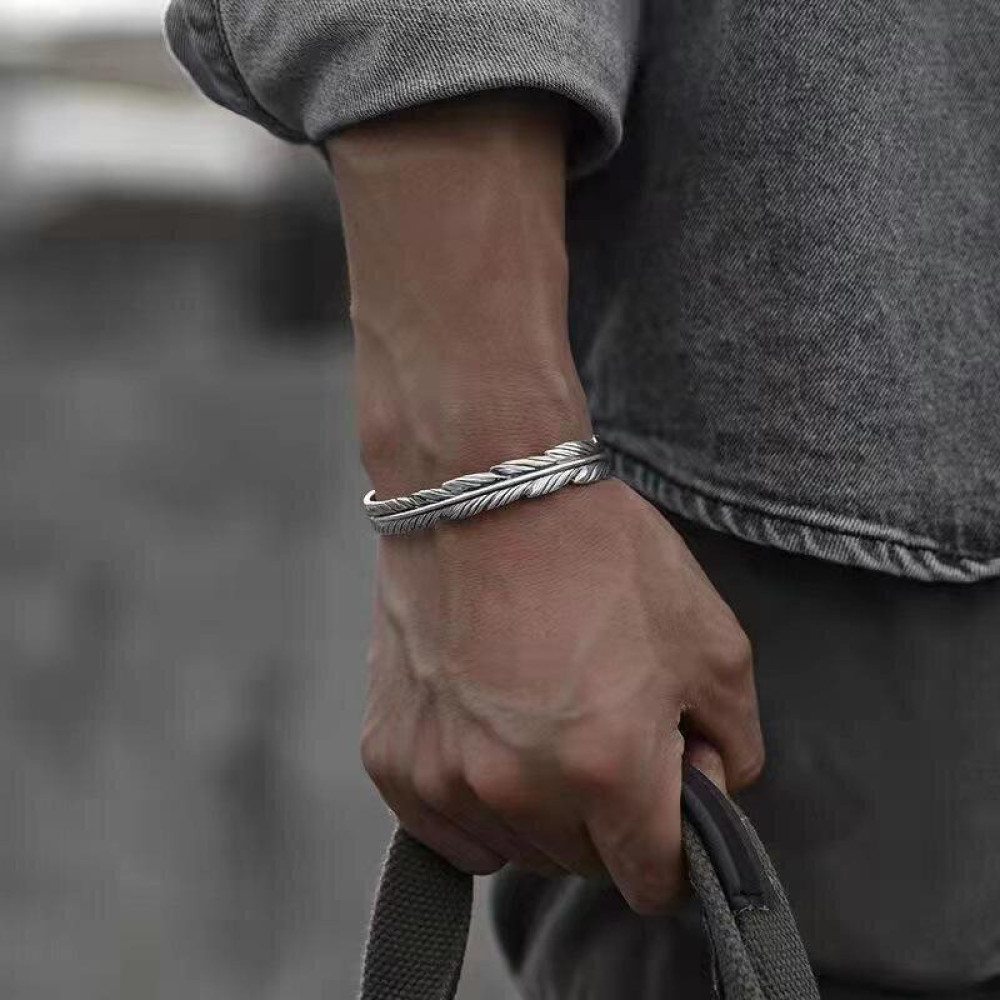 Посеребренный браслет бангл в виде пера