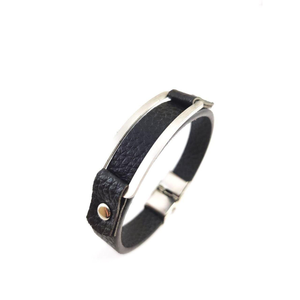 Кожаный черный браслет с металлической вставкой