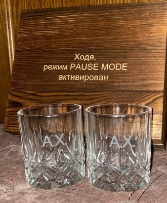 Подарунковий набір з індивідуальним гравіюванням у дерев’яній коробці: склянки, охолоджувальні кубики, щипці